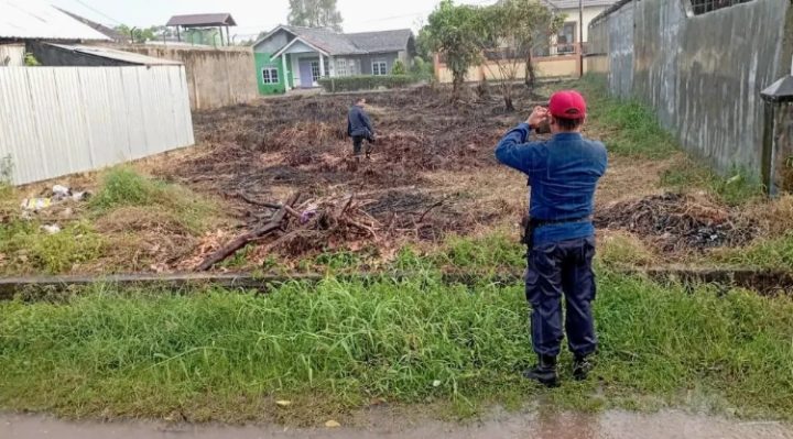 Kebakaran lahan yang terjadi berdekatan dengan permukiman warga di Jalan Desmon Ali Sampit, Kabupaten Kotawaringin Timur, belum lama ini.