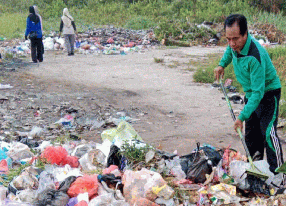 Kecamatan Baamang bersama DLH Kotim kerja bakti bersihkan sampah di area Terowongan Nur Mentaya Sampit.