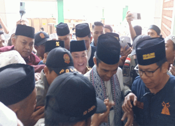 Kedatangan Ustaz Abdul Somad alias UAS di Masjid Islamic Center Sampit disambut kerumunan jemaah, Senin, 22 Mei 2023.