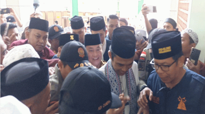 Kedatangan Ustaz Abdul Somad alias UAS di Masjid Islamic Center Sampit disambut kerumunan jemaah, Senin, 22 Mei 2023.