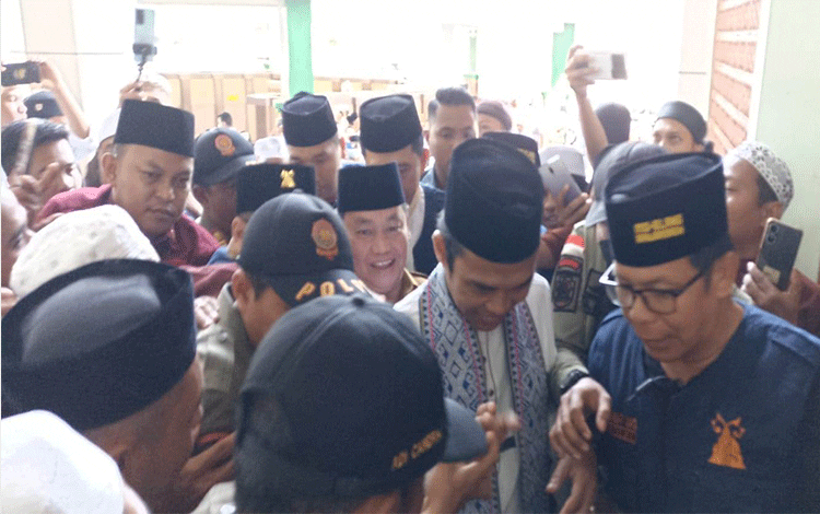 Jemaah Berebut Salami Ustaz Abdul Somad