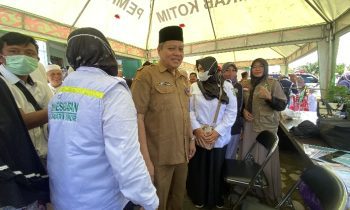 Kepala Dinas Kesehatan Kotim Umar Kaderi Saat memantau pos kesehatan tablig akbar di Komplek Islamic Center, Senin, 22 Mei 2023.