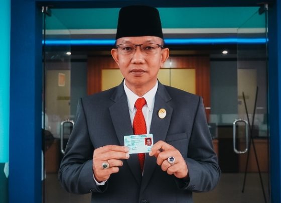 Kepala Disdukcapil Kotim Agus Tripurna Tangkasia saat menunjukkan KTP elektronik.