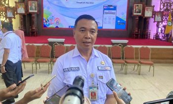 Kepala Dispora Kotim Wim RK Benung saat diwawancara awak media.