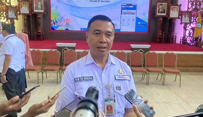 Kepala Dispora Kotim Wim RK Benung saat diwawancara awak media.