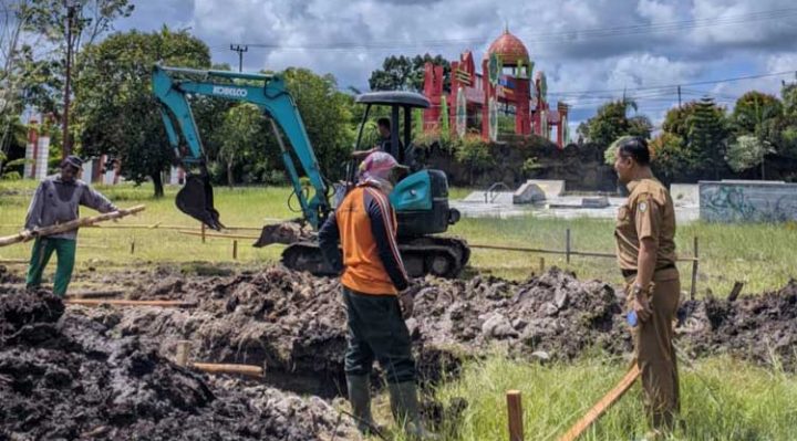 Kepala Dispora Kotim Wim RK Benung saat mengecek pembangunan salah satu venue untuk Porprov Kalteng 2023.