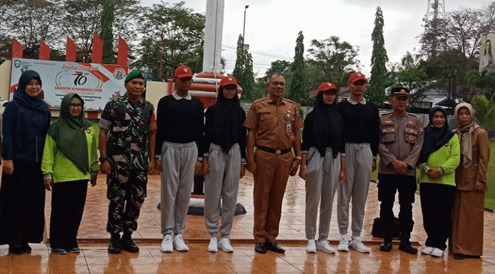 Kesbangpol Kabupaten Kotawaringin Timur melepas 4 capaska untuk seleksi nasional di halaman Kantor Bupati, Senin, 8 Mei 2023.