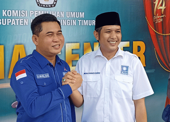 Ketua DPC Partai Demokrat Kotim Jhon Krisli kiri dan Ketua DPD PAN Kotim Muhammad Rudini Darwan Ali berjabat tangan di KPU Kotim, Jumat, 12 Mei 2023.