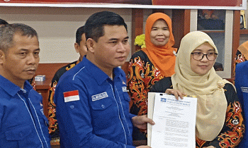 Ketua DPC Partai Demokrat Kotim Jhon Krisli menyerahkan dokumen berkas Bacaleg ke KPU Kotim, Jumat, 12 Mei 2023.