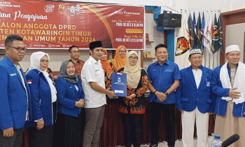 Ketua DPD PAN Kotim Rudini menyerahkan berkas Bacaleg ke Komisi Pemilihan Umum (KPU) Kotim, Jumat, 12 Mei 2023.