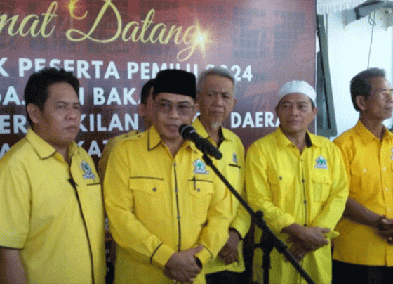 Ketua DPD Partai Golkar Kabupaten Katingan, Nanang Suriansyah didampingi puluhan bakal caleg lainnya memberikan keterangan pers kepada awak media di Kantor KPU, Minggu, 14 Mei 2023.