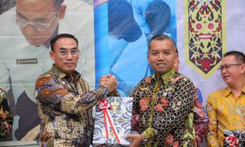 Ketua DPRD Seruyan Zuli Eko Prasetyo menerima penyerahan Laporan Hasil Pemeriksaan (LHP) dari BPK RI Perwakilan Kalteng, atas LKPD Seruyan Tahun 2022