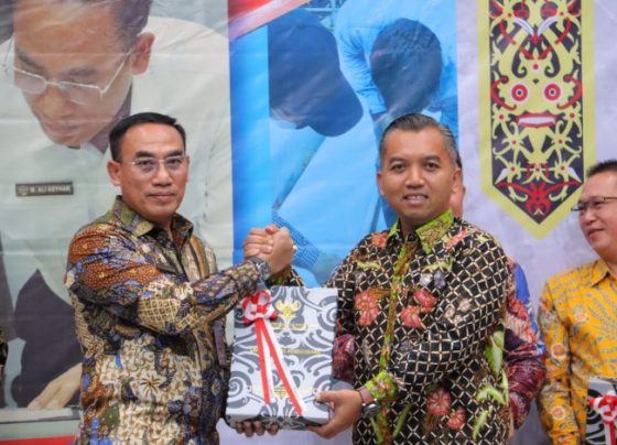 Ketua DPRD Seruyan Zuli Eko Prasetyo menerima penyerahan Laporan Hasil Pemeriksaan (LHP) dari BPK RI Perwakilan Kalteng, atas LKPD Seruyan Tahun 2022