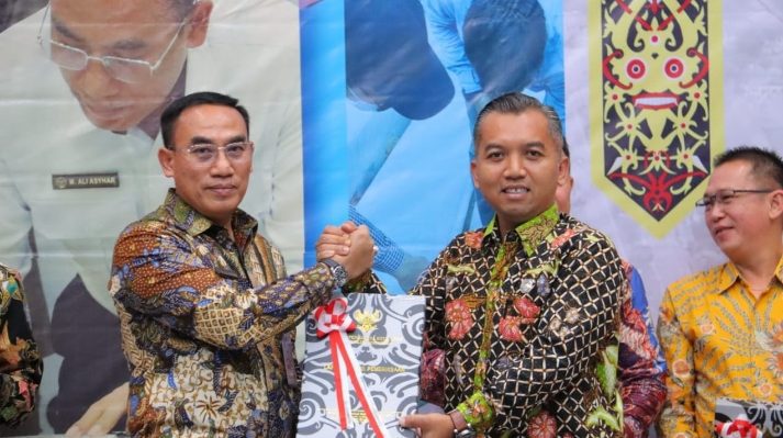 Ketua DPRD Seruyan Zuli Eko Prasetyo menerima penyerahan Laporan Hasil Pemeriksaan (LHP) dari BPK RI Perwakilan Kalteng, atas LKPD Seruyan Tahun 2022