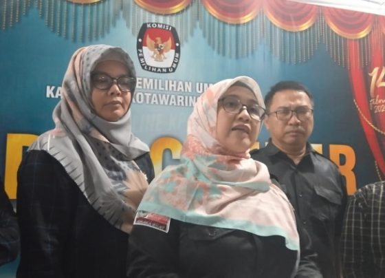 Ketua KPU Kotim Siti Fathonah saat memyampaikan hasil verifikasi terhadap pendaftaran bacaleg, Senin, 15 Mei 2023.