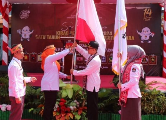 Ketua KPU Seruyan saat menyerahkan kirab pemilu, secara simbolis, kepada Ketua KPU Kotim Siti Fathonah