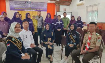 Ketua TP PKK Kotim Khairiah Halikkinnor bersama dengan sejumlah pelajar di sela edukasi pencegahan stunting melalui undang undang perkawinan dan kesehatan reproduksi, Kamis, 11 Mei 2023. .