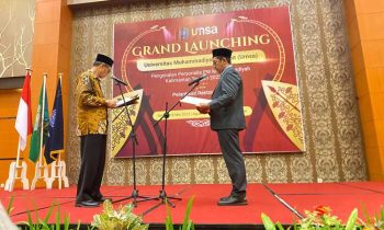 Ketua Umum Muhammadiyah Pusat Haedar Nashir (kemeja batik) saat melantik Ramadansyah sebagai Rektor Universitas Muhammadiyah Sampit, Selasa, 16 Mei 2023.