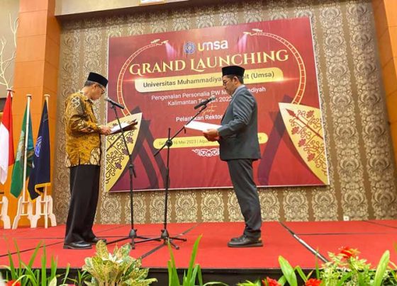 Ketua Umum Muhammadiyah Pusat Haedar Nashir (kemeja batik) saat melantik Ramadansyah sebagai Rektor Universitas Muhammadiyah Sampit, Selasa, 16 Mei 2023.