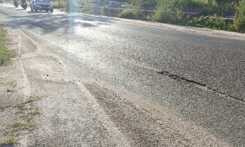 Kondisi Jalan Pramuka, Sampit yang berlubang, Jumat, 5 Mei 2023.