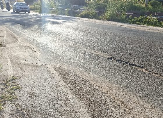 Kondisi Jalan Pramuka, Sampit yang berlubang, Jumat, 5 Mei 2023.