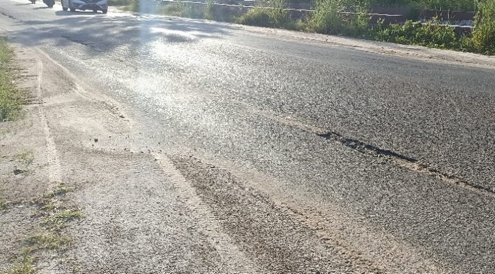 Kondisi Jalan Pramuka, Sampit yang berlubang, Jumat, 5 Mei 2023.