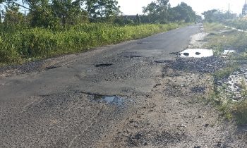 Kondisi Jalan Pramuka yang berlubang dan rawan membahayakan warga yang melintas.