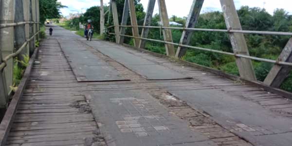 Kondisi Jembatan Sei Mentawa yang dicuri pelat besinya oleh orang tak bertanggung jawab.