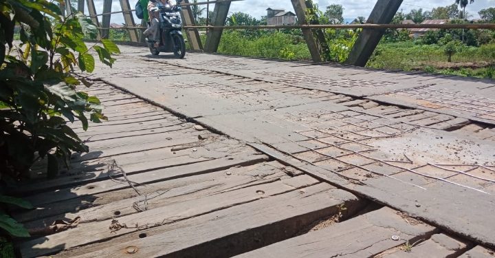 Kondisi lubang di Jembatan Sei Mentawa, Jalan Kapten Mulyono, Sampit, Jumat 5 Mei 2023.