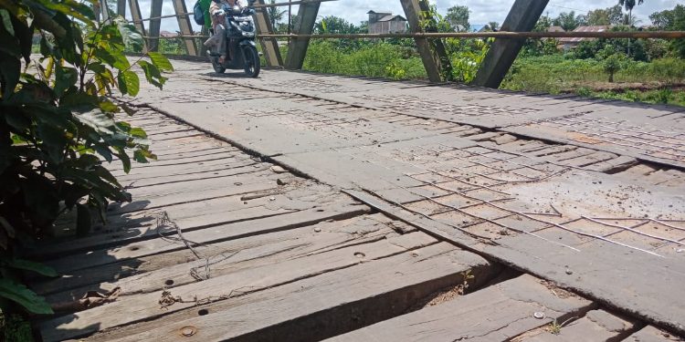 Tak Hanya Pelat Besi Hilang, Kini Jembatan Kapten Mulyono Juga Berlubang