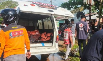 Korban kecelakaan di Jendral Sudirman saat dievakuasi oleh petugas, Minggu sore, 7 Mei 2023.