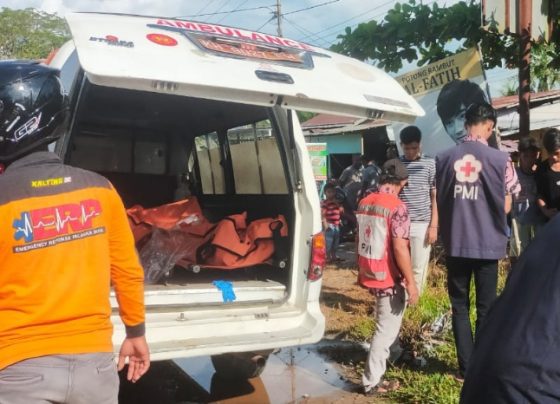 Korban kecelakaan di Jendral Sudirman saat dievakuasi oleh petugas, Minggu sore, 7 Mei 2023.