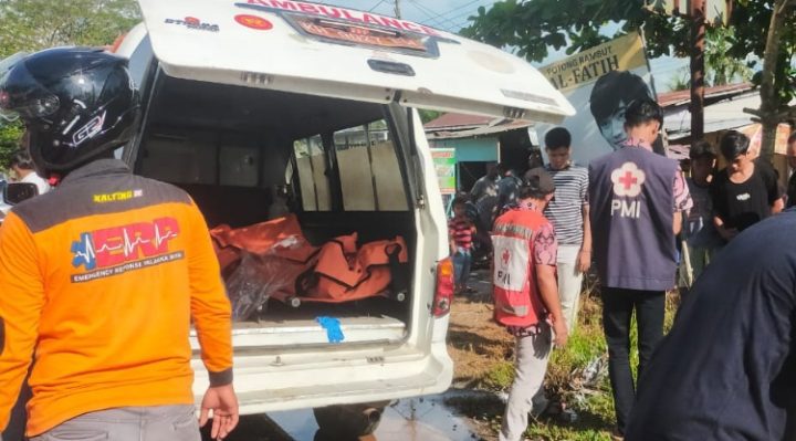 Korban kecelakaan di Jendral Sudirman saat dievakuasi oleh petugas, Minggu sore, 7 Mei 2023.