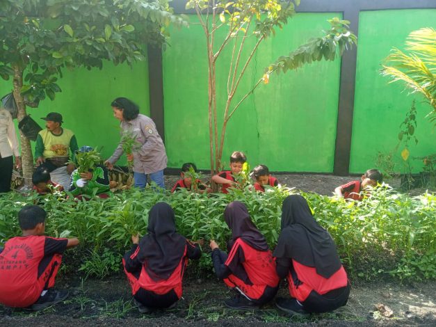 Siswa SDN 4 Ketapang Berkunjung ke Kebun Tanaman Obat Kelurahan Ketapang