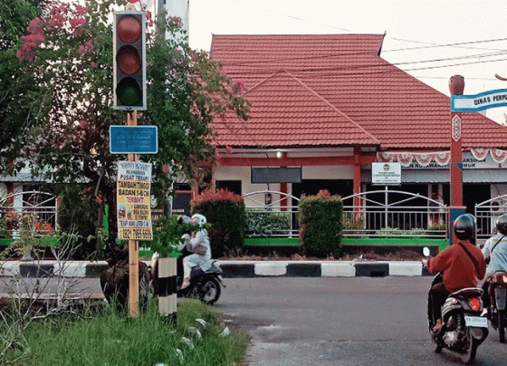 Lampu lalu lintas di Simpang Tiga Perpustakaan Daerah tidak berfungsi, Rabu, 17 Mei 2023.