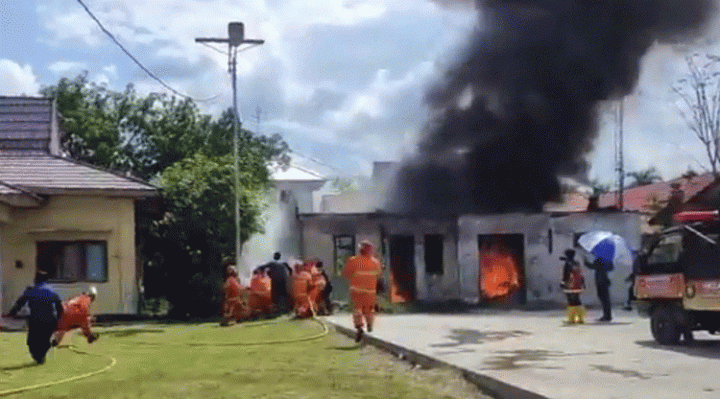 Latihan gabungan pemadam kebakaran di halaman Kantor Disdamkarmat Kotim, Kamis, 25 Mei 2023.