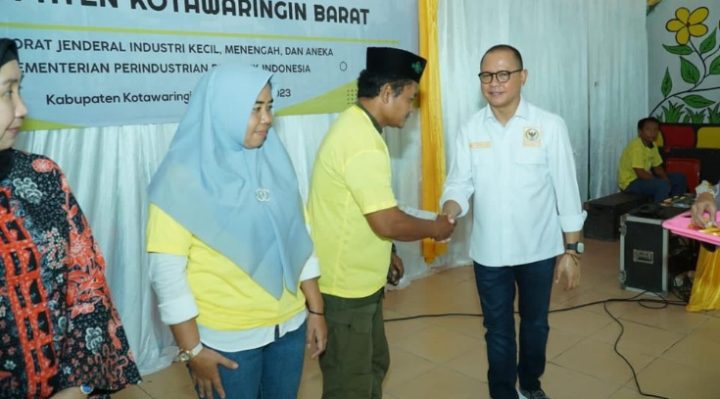 Mukhtarudin menyalami peserra Seminar Menjadi Wirausaha Industri Sukses di Pangkalan Lada, Kobar, Jumat, 26 Mei 2023.