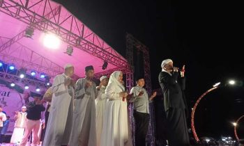 Opick bersama pejabat Kabupaten Kotim, bersalawat bersama masyarakat di Terowongan Nur Mentaya Sampit,Minggu malam 30 April 2023.
