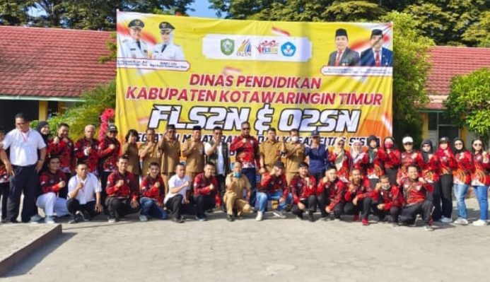 Pejabat Disdik Kotim bersama panitia berfoto bersama saat pembukaan O2SN dan FLS2N Kotim, Minggu, 29 Mei 2023.