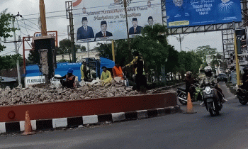 Pekerja membongkar Bundaran Tidar, Jalan Tjilik Riwut.