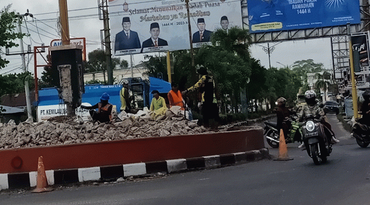 Pekerja membongkar Bundaran Tidar, Jalan Tjilik Riwut.