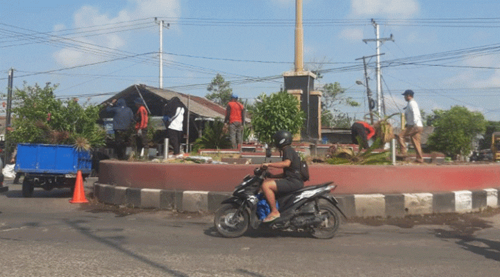 Pekerja membongkar Bundaran Tidar, Jumat, 26 Mei 2023.