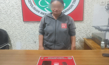Pelaku ALT bersama barang bukti saat diamankan di Polres Kotim.