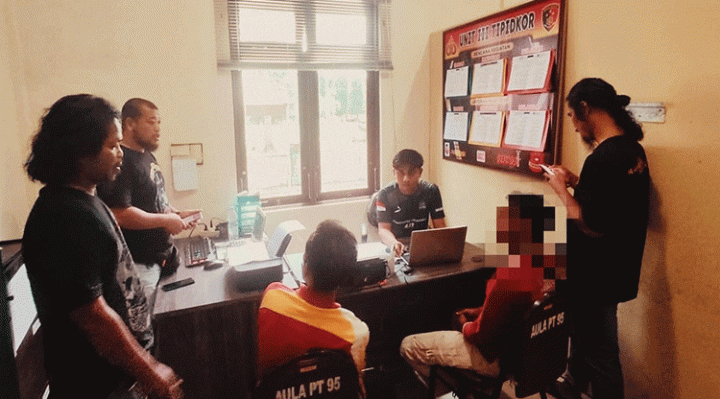Pelaku pencurian sarang walet saat dimintai keterangan oleh personel Satreskrim Polres Seruyan.