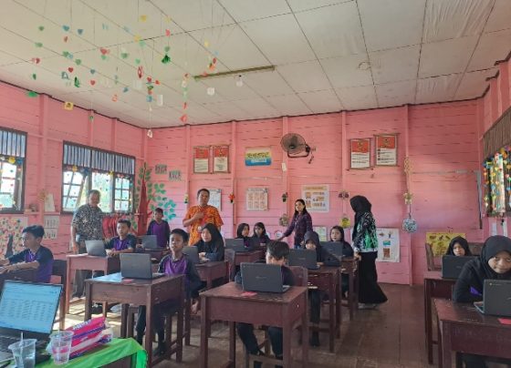 Pemanfaatan chromebook dalam Asesmen sumatif akhir kelas 6 di sdn 3 kota besi hilir, Jumat, 12 Mei 2023.