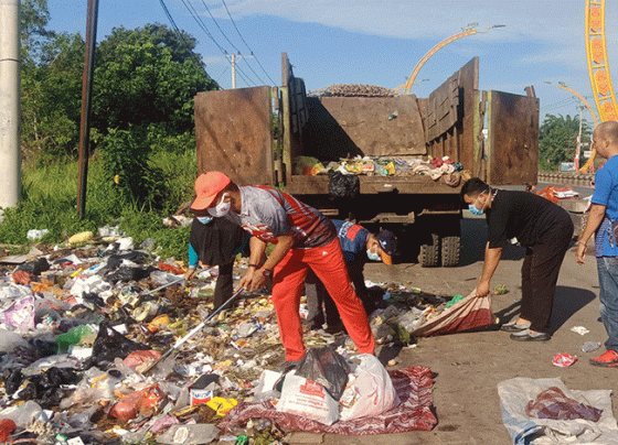 Pemerintah Kecamatan Baamang bersama DLH Kotim bekerja bakti membersihkan lahan kosong Terowongan Nur Mentaya.