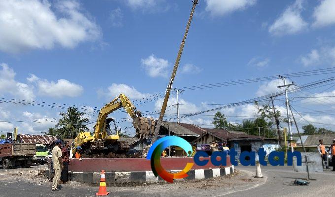 Pemindahan tiang Bundaran Tidar Sampit, karrna adanya pembongkaran bundaran, Selasa, 30 Mei 2023.