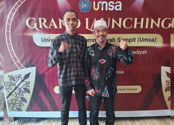 Pemuda pegiat media sosial Kotim dan Aktifis Bayu Alfian.Ch.p kiri bersama H. Amanto Suryani Langka kanan saat menghadiri Grand Launching UMSA, Selasa, 16 Mei 2023