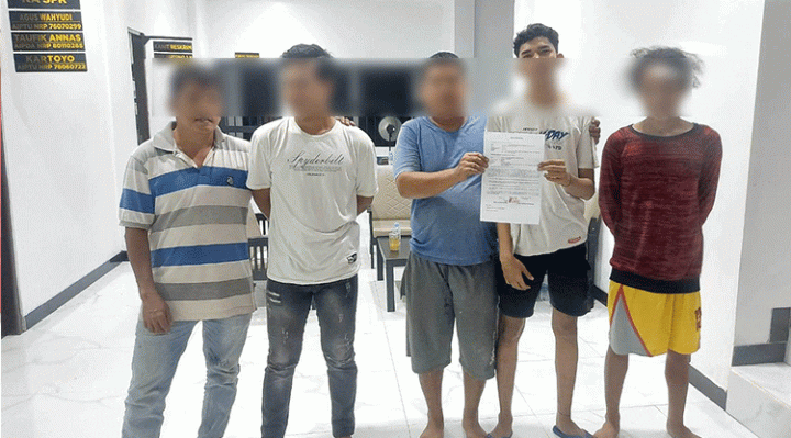 Pemuda yang terlibat perkelahian di Terowongan Nur Mentaya saat berdamai di Kantor Polsek Baamang.