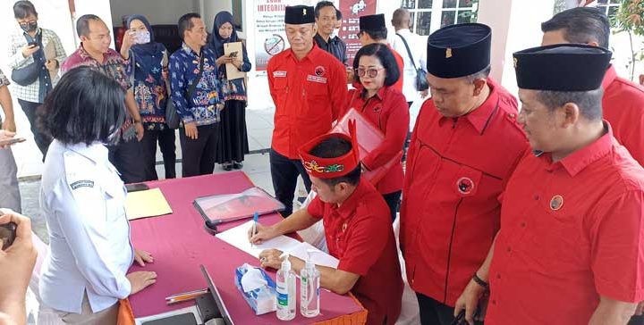 Pengumpulan berkas Bacaleg PDIP Kotim di KPU Kotim Jalan HM Arsyad Sampit, Kamis, 11 Mei 2023